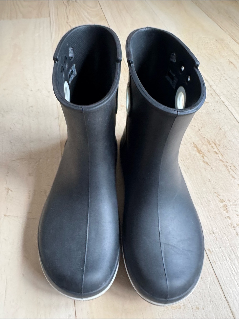 Crocs Jaunt Shorty Unisex Rainboot - Picture 2 of 6